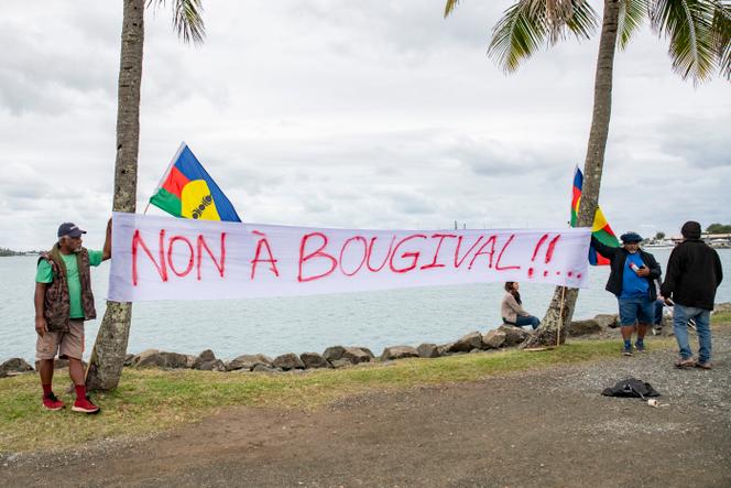 Des militants déploient une banderole « Non à Bougival ! », à Nouméa, le 20 août 2025.