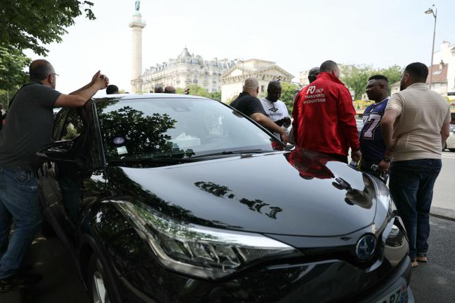 Des chauffeurs de VTC, lors d’un rassemblement pour protester contre l’arrivée massive de nouveaux conducteurs sur les plateformes, à Paris, le 10 juin 2025.
