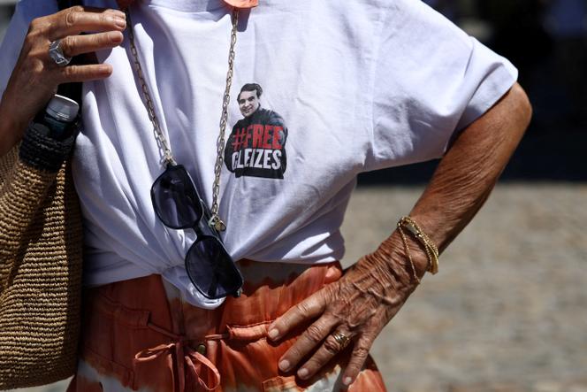 Un tee-shirt à l’effigie du journaliste Christophe Gleizes, lors d’une marche pour sa libération, à Avignon, le 16 juillet 2025. 