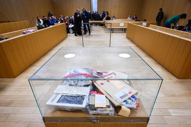 Les preuves présentées dans la salle d’audience de la cour d’assises du département des Landes, à Mont-de-Marsan, lors du procès de Maylis Daubon, le 3 décembre 2025.