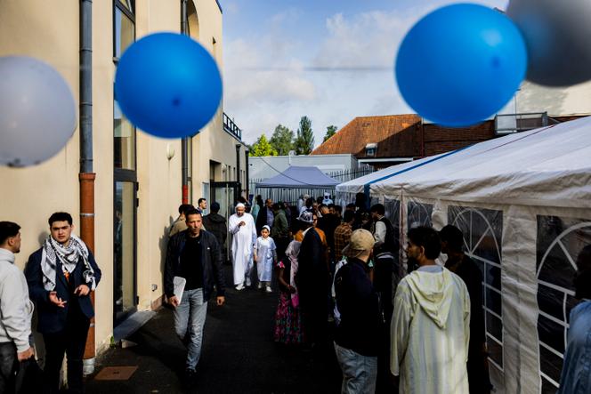 Des fidèles musulmans se rassemblent pour célébrer l’Aïd, dans une mosquée de Béthune (Pas-de-Calais), le 6 juin 2025.