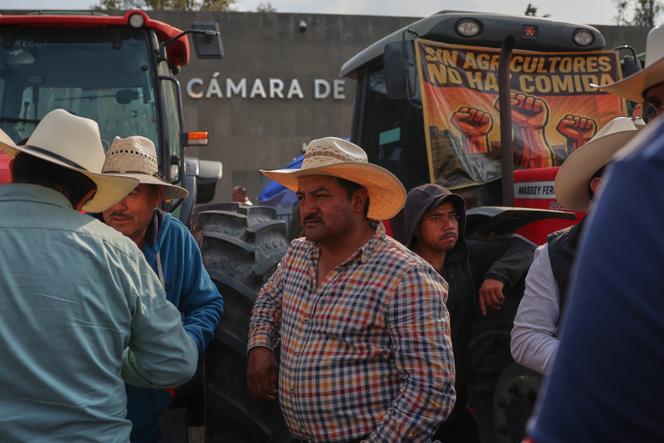 Des agriculteurs manifestent contre un projet de loi sur l’eau devant la Chambre des députés à Mexico, mercredi 3&nbsp;décembre 2025. 