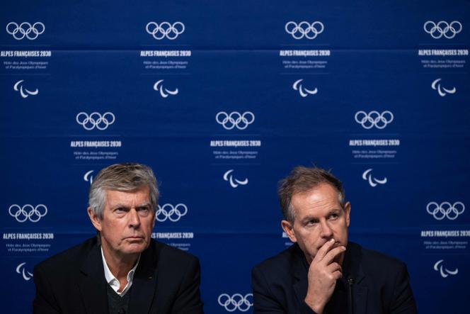Pierre-Olivier Beckers-Vieujant (à gauche), le président de la commission spéciale du Comité international olympique, et Edgar Grospiron, le patron du comité d’organisation des Jeux olympiques et paralympiques d’hiver de 2030, au Grand-Bornand (Haute-Savoie), le 3 décembre 2025. 