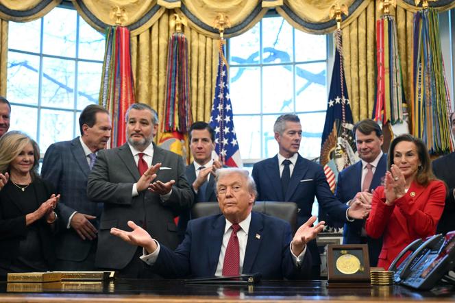 Le président américain, Donald Trump, entouré de parlementaires républicains et de dirigeants de constructeurs automobiles, au Bureau ovale de la Maison Blanche, à Washington, le 3 décembre 2025.