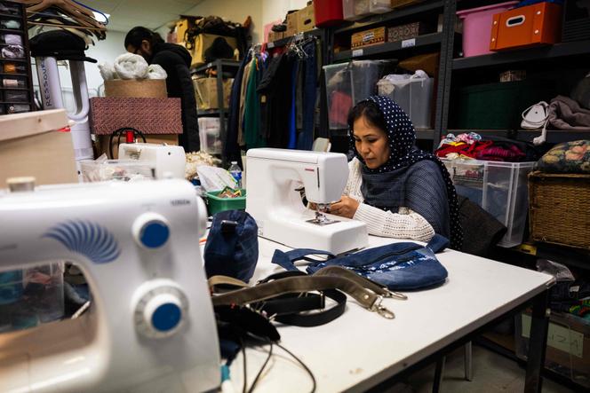 Une employée de la Ressourcerie des créneaux, une association affiliée à Emmaüs qui recycle des  jouets et des vêtements, à Chaville (Hauts-de-Seine), le 7 novembre 2025.