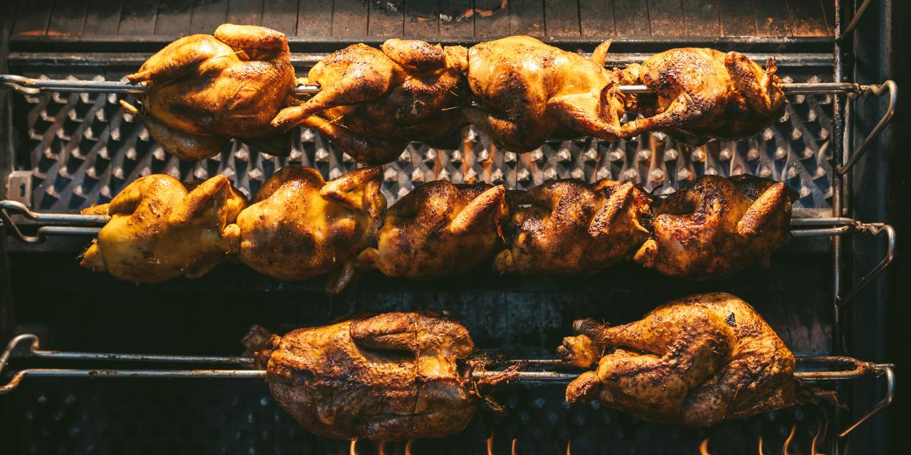 Des poulets et des dindes dans la rôtissoire de Segar à Paris, fondé par Elena Araoz et Victor Seguineau, le 27 novembre 2025.