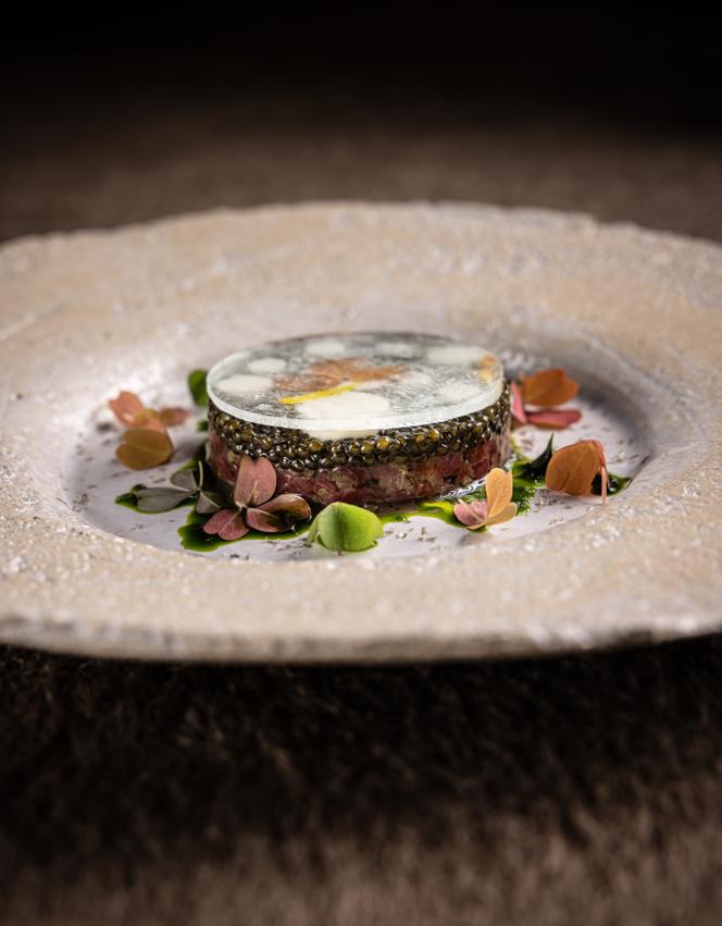 Tartare de cerf couronné de caviar et chapeauté d’un mince glaçon à la gentiane, d’Olivier Nasti.