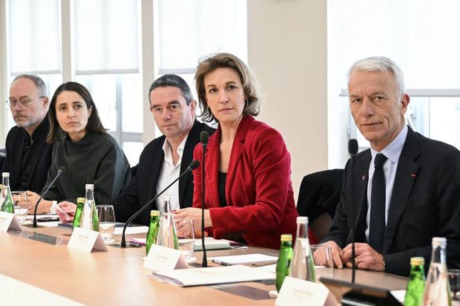Sophie Binet, secrétaire générale de la CGT, Yvan Ricordeau, secrétaire général adjoint de la CFDT, Marylise Leon, secrétaire générale de la CFDT, et Patrick Martin, président du Medef, assistent à une réunion avec le premier ministre et des représentants syndicaux, au ministère du travail, à Paris, le 17 janvier 2025.