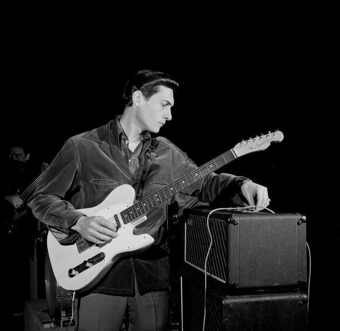 Le guitariste Steve Cropper lors des répétitions avant le concert d'Otis Redding à l'Olympia à Paris, le 21 mars 1967.