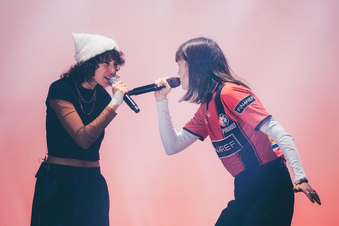 Les rappeuses Lynx IRL et Asfar Shamsi, au théâtre L’Aire libre, à Saint-Jacques-de-la-Lande (Ille-et-Vilaine), le 2 décembre 2025.