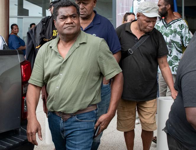 Le leader indépendantiste kanak Christian Tein (à gauche), à Nouméa, en Nouvelle-Calédonie, le 4 décembre 2025.