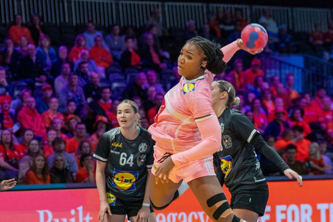 La handballeuse française Pauletta Foppa, lors du match opposant les Bleues à l’Autriche, au Mondial de hanfball féminin, à Rotterdam (Pays-Bas), le 4 décembre 2025.