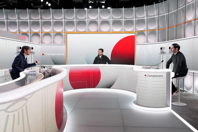 Rudy Reichstadt, Noé Da Silva et Tristan Mendès France dans l’émission « Complorama », sur Franceinfo, en novembre 2025.