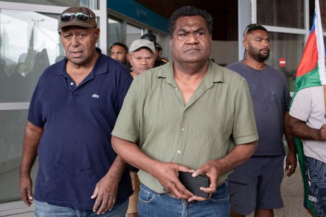 Christian Tein (au centre) quitte l’aéroport international de Nouméa-La Tontouta, en Nouvelle-Calédonie, le 4 décembre 2025. 