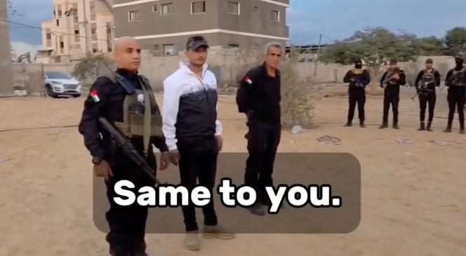 Yasser Abu Shabab (centre), et son adjoint, Ghassan Duhine (à gauche), se tiennent aux côtés d’hommes armés à Rafah, dans le sud de la bande de Gaza, sur cette capture d’écran tirée d’une vidéo diffusée le 18 novembre 2025.