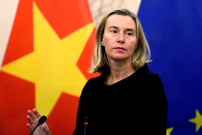 La chef de la diplomatie européenne, Federica Mogherini, s’adresse aux médias à la résidence du gouvernement à Hanoï le 5 août 2019. 