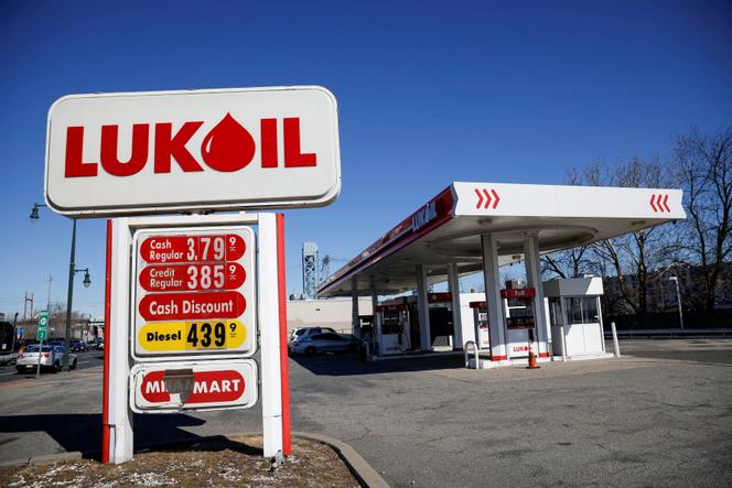 Une station-service Lukoil, à Newark (New Jersey), le 3 mars 2022. Le gouvernement américain a annoncé, jeudi 4 décembre 2025, qu’il suspendait une partie de ses sanctions à l’encontre du géant pétrolier russe Lukoil.