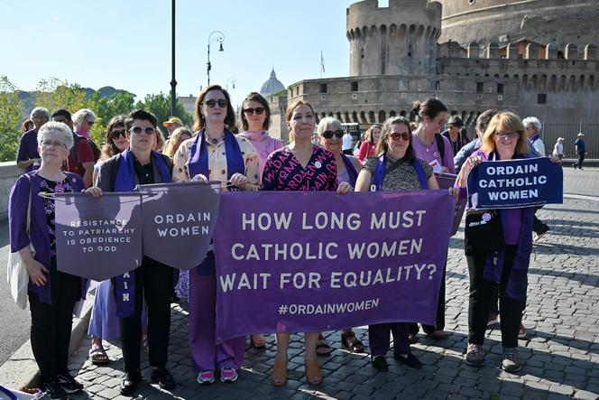 Des partisans de la Conférence pour l’ordination des femmes (WOC) manifestent le 6 octobre 2023 près du Vatican, à Rome, pour plaider et prier en faveur de l’ordination des femmes comme diacres, prêtres et évêques au sein de l’Église catholique. 