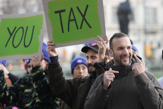 Zack Polanski, leader du Green Party, lors d’une action contre la taxe sur la fortune de Rachel Reeves, à Londres, le 25 novembre 2025. 