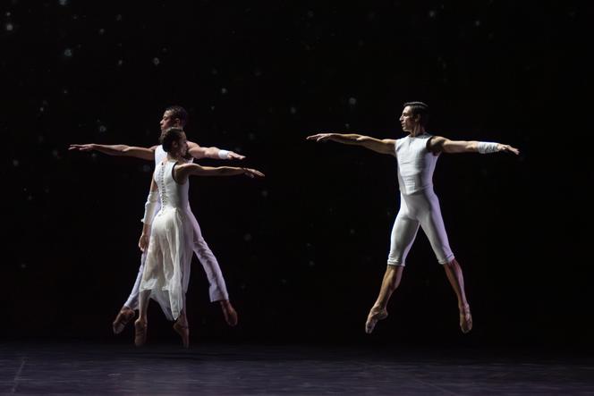Dorothée Gilbert, Guillaume Diop et Marc Moreau, dans « O Zlozony/O Composite », de Trisha Brown, lors de la soirée « Contrastes », à l’Opéra Garnier à Paris, le 29 novembre 2025.