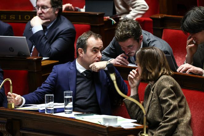 Le premier ministre, Sébastien Lecornu, et la ministre des comptes publics, Amélie de Montchalin, lors de la deuxième lecture du projet de loi de finances de la Sécurité sociale pour 2026 (PLFSS) à l’Assemblée nationale, le 4 décembre 2025. 