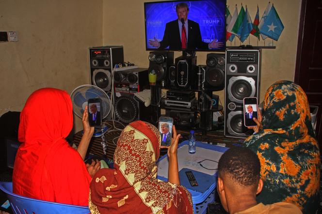 Une famille somalienne regarde une intervention du président américain, Donald Trump, à la télévision, à Mogadiscio, le 3 décembre 2025. Donald Trump a annoncé la semaine dernière son intention de « suspendre définitivement l’immigration en provenance de tous les pays du tiers-monde ».