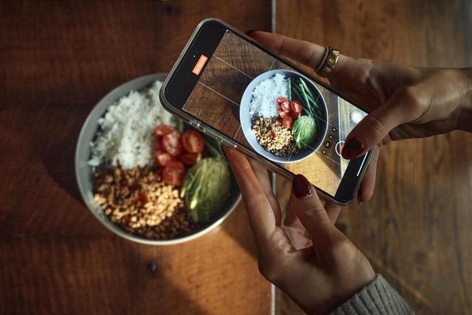 L’influenceuse fitness Liv Jordan photographie son repas pour ses abonnés sur les réseaux sociaux, chez elle à Bronxville (Etats-Unis), le 4 décembre 2024.