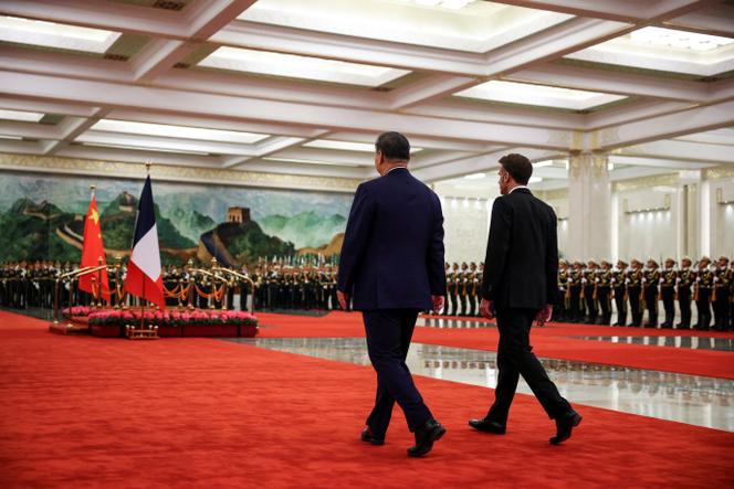 Le président chinois, Xi Jinping, et son homologue français, Emmanuel Macron, lors d’une cérémonie officielle d’accueil au Grand Hall du Peuple à Pékin, le 4 décembre 2025.