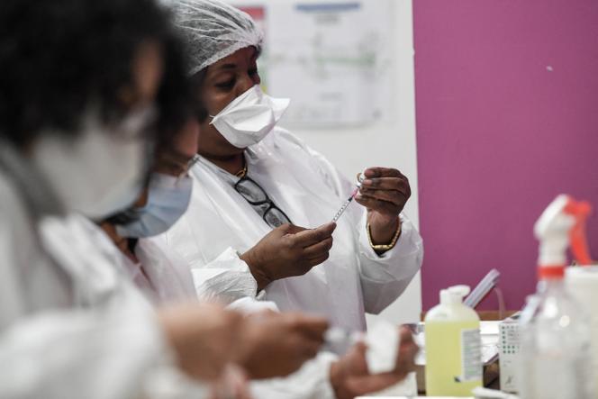 Des infirmières préparent le vaccin Pfizer-BioNTech contre le Covid-19, dans un centre de vaccination à Sarcelles (Val-d’Oise), le 10 janvier 2021.