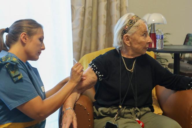 Vaccination contre la grippe dans la résidence des Orchidées, à Lannoy (Nord), le 14 octobre 2025.