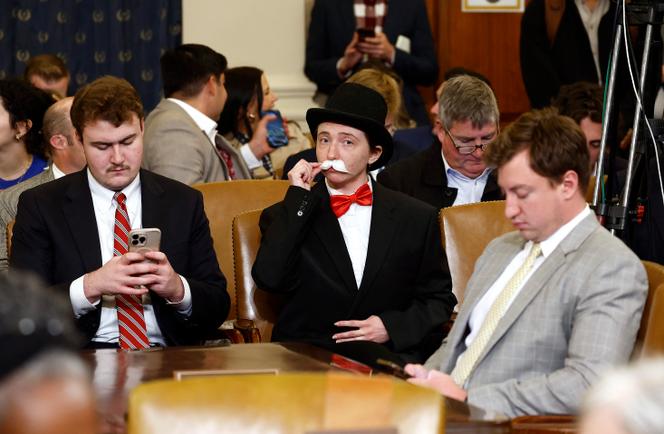 Un militant habillé en personnage du jeu Monopoly manifeste contre un projet de loi visant à alléger les prélèvements fiscaux des milliardaires, à la Chambre des représentants, à Washington, le 13 mai 2025.