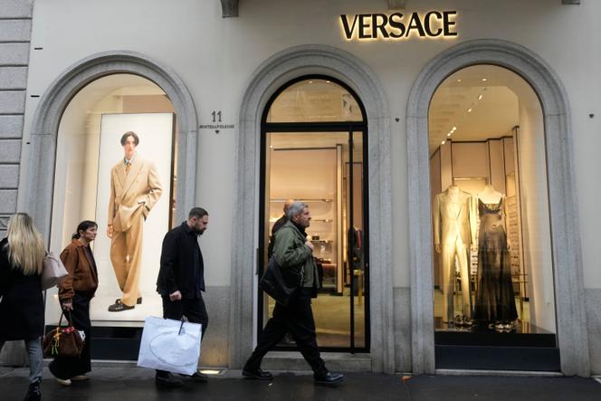 Devant une boutique Versace, à Milan, en Italie, mardi 2 décembre 2025.