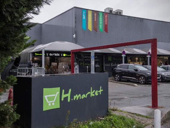 A l’entrée du supermarché spécialisée dans l’alimentation halal H.market à Aulnay-sous-Bois, en Seine-Saint-Denis, le 4 décembre 2025.