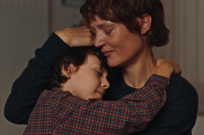 Viggo Ferreira-Redier (Paul) et Vicky Krieps (Clémence) dans « Love Me Tender », d’Anna Cazenave Cambet.