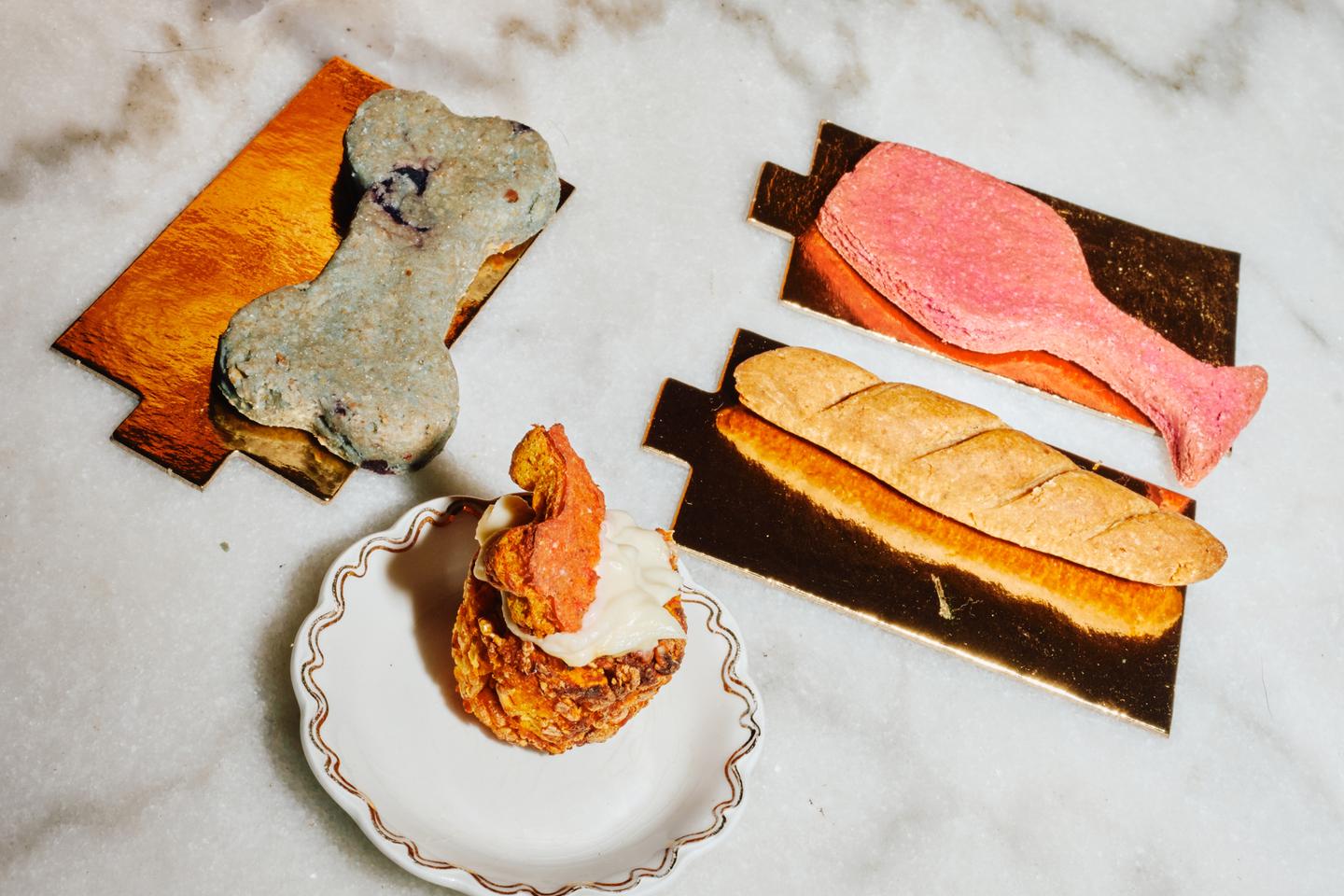 Les animaux mangent-ils mieux que les humains ? Cupcakes au bœuf, poussins lyophilisés ou croquettes à la graisse de canard… Les animaux mangent-ils mieux que les humains ? Cupcakes au bœuf, poussins lyophilisés ou croquettes à la graisse de canard…