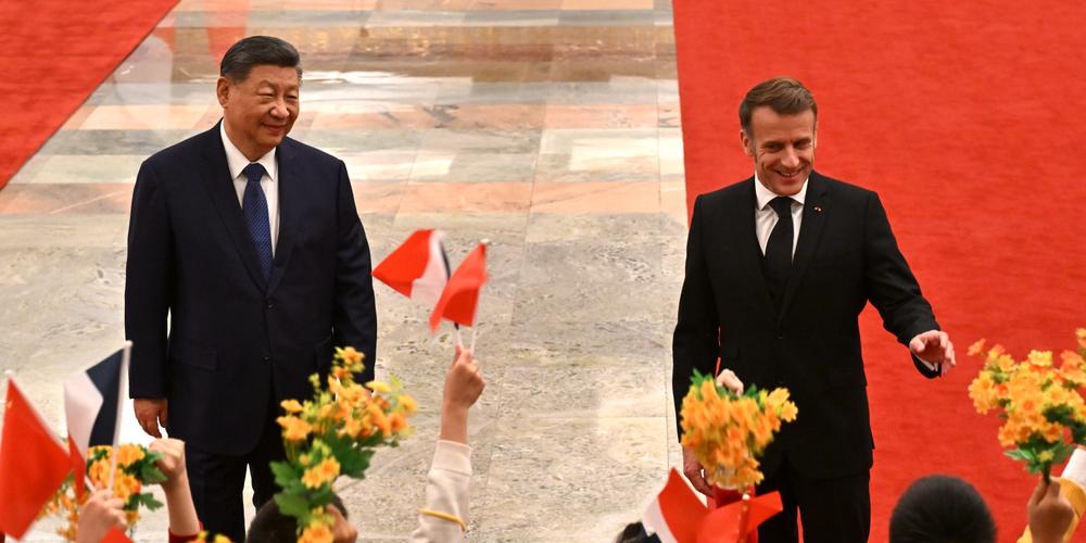 De gauche à droite, le président chinois, Xi Jinping, et son homologue français, Emmanuel Macron, à Pékin, le 4 décembre 2025. - ADEK BERRY/AP