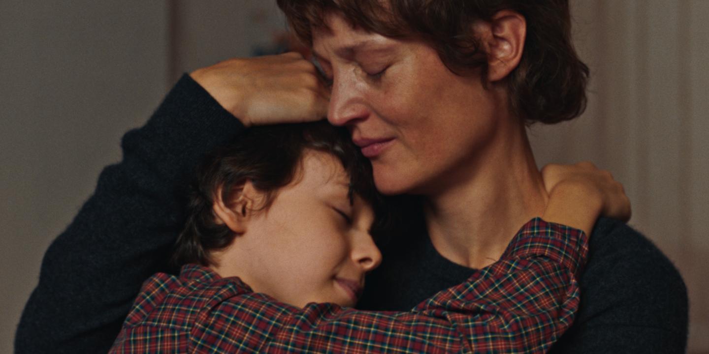 Dans « Love Me Tender », Vicky Krieps en femme libre, lesbienne et privée de son fils, toujours filmée l’œil humide