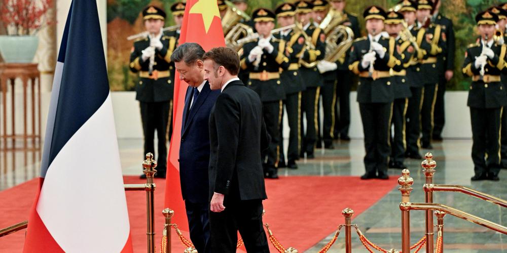 Xi Jinping et Emmanuel Macron au Palais du peuple à Pékin, le 4 décembre 2025. - ADEK BERRY/REUTERS