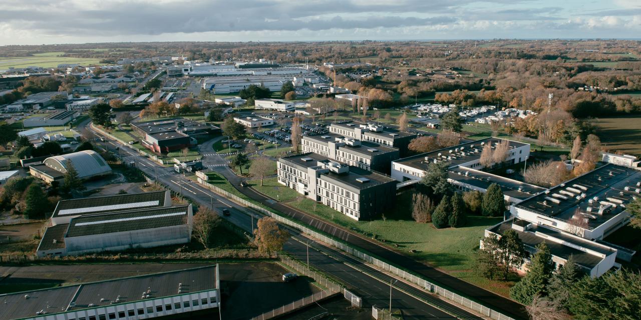 Les entreprises de télécommunications vue de la tour hertzienne, à droite l'entreprise Nokia et Photonics,  à Lannion, le 2 décembre 2025