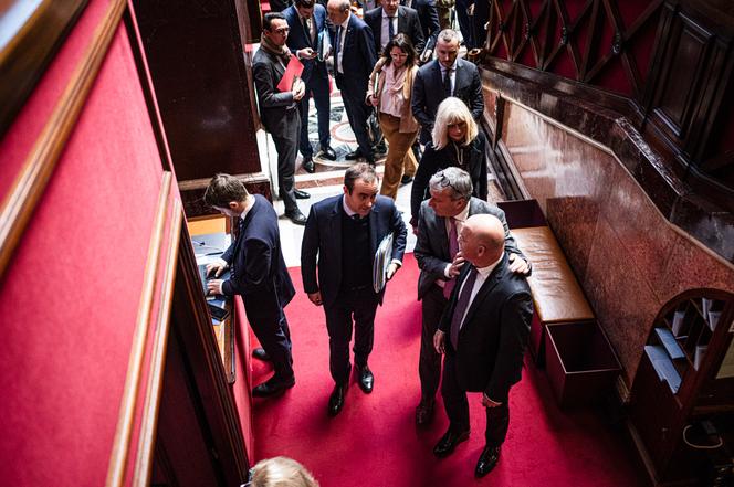 Le premier ministre, Sébastien Lecornu, quitte l’Hémicycle en compagnie du député (Les Démocrates) d’Eure-et-Loir, Philippe Vigier, et du député (Horizons) d’Ille-et-Vilaine, Thierry Benoit, à l’Assemblée nationale, le 5 décembre 2025.