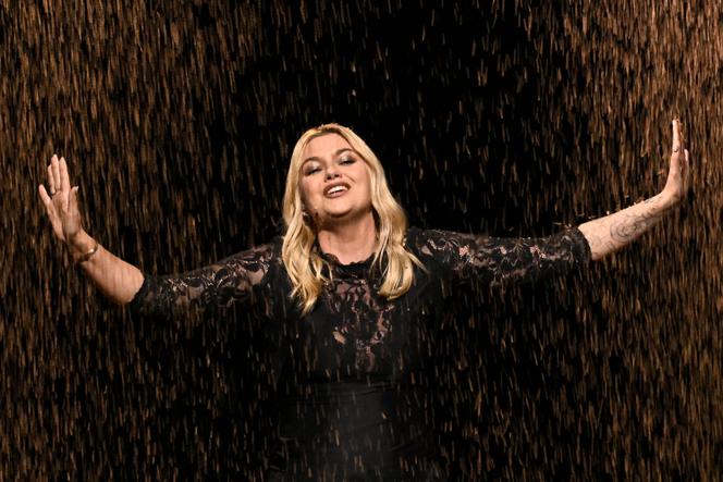 Louane, représentant la France avec la chanson « Maman » lors de la grande finale du Concours Eurovision 2025, à la St. Jakobshalle de Bâle, le 17 mai 2025. 