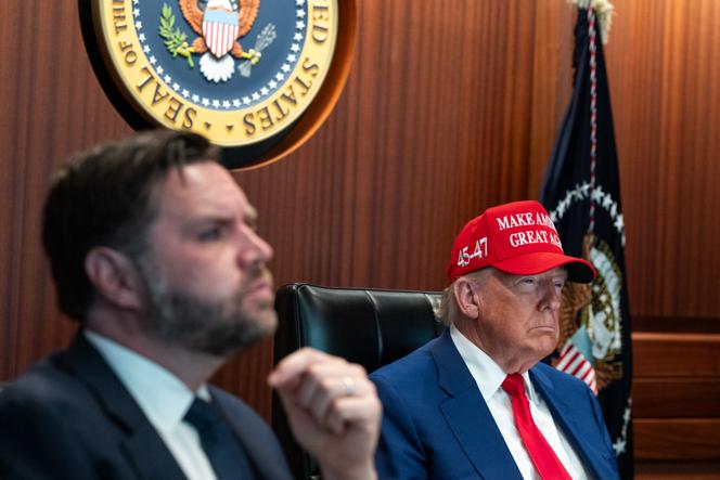 Le vice-président américain, J. D. Vance, et Donald Trump à la Maison Blanche, à Washington, le 21 juin 2025.