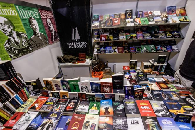 Le stand de la maison d’édition Passaggio al Bosco, au salon national de l’édition pour les petites et moyennes entreprises, Piu libri piu liberi, à Rome, le 4 décembre 2025.