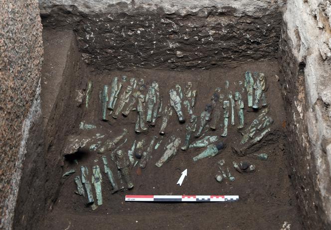 Ouchebtis en cours de fouille, dans la nécropole royale de Tanis (Egypte), le 9 octobre 2025.