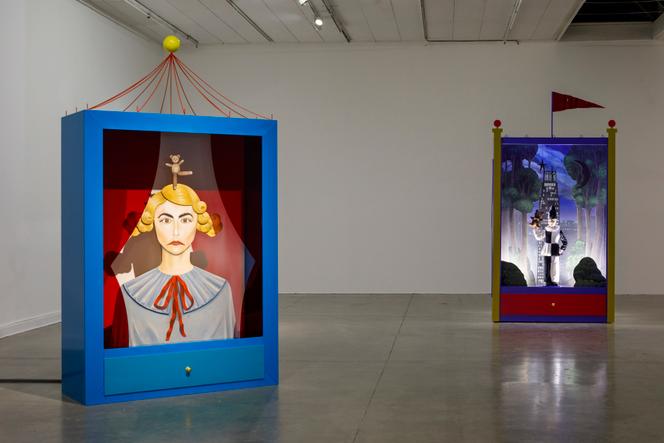 « Dirty Shirley » et « Pierrote » (2024), de Julie Béna, dans l’exposition « Parodie », au Magasin-CNAC, à Grenoble, en octobre 2025.