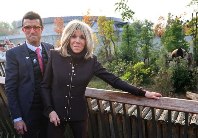 Brigitte Macron et Rodolphe Delord, directeur du ZooParc de Beauval, visitent le Centre de recherche et d’élevage du panda géant de Chengdu, dans la province du Sichuan, en Chine, le 5 décembre 2025. 