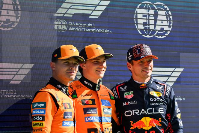 Les pilotes de McLaren, Oscar Piastri (à gauche) et Lando Norris, et leur rival de l’écurie Red Bull, Max Verstappen, le 30 août 2025, en marge du Grand Prix des Pays-Bas, à Zandvoort (Pays-Bas).