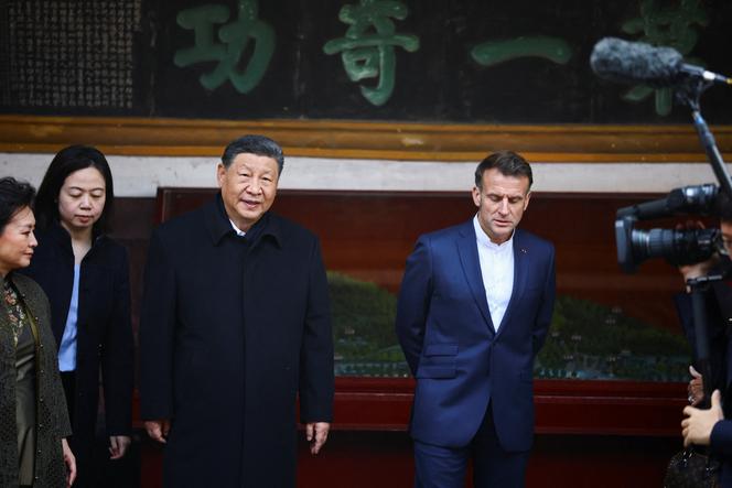 Emmanuel Macron et son homologue chinois, Xi Jinping, en visite à Dujiangyan, dans le Sichuan (Chine), le 5 décembre 2025. 