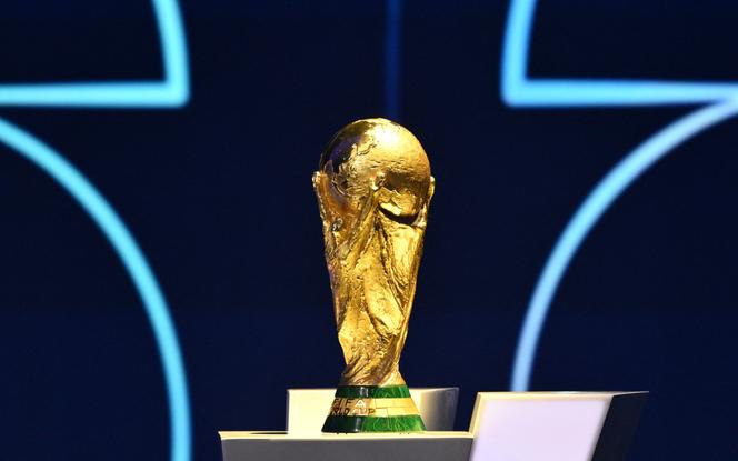 Le trophée de la Coupe du monde de football, lors du tirage au sort de la phase de groupes, au Kennedy Center de Washington DC (Etats-Unis), le 5&nbsp;décembre 2026.  