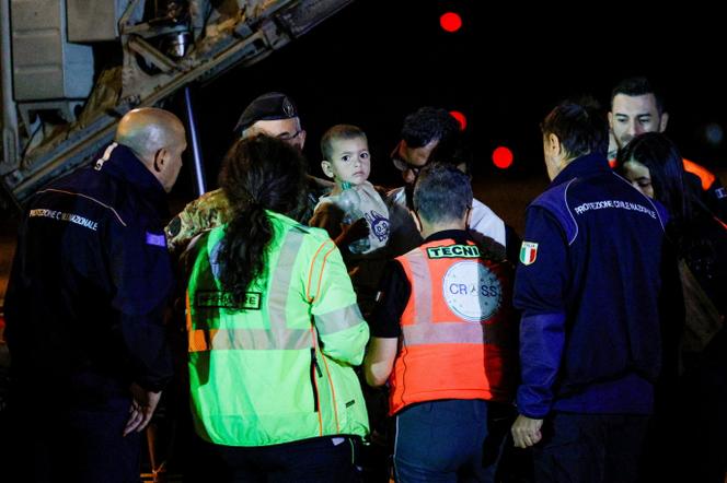 Un enfant palestinien évacué de Gaza pour raison médicale arrive à l’aéroport militaire de Ciampino (Italie), le 29 septembre 2025. 